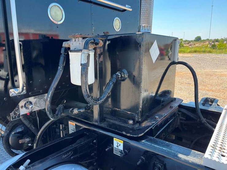 2011-peterbilt-367-image-18