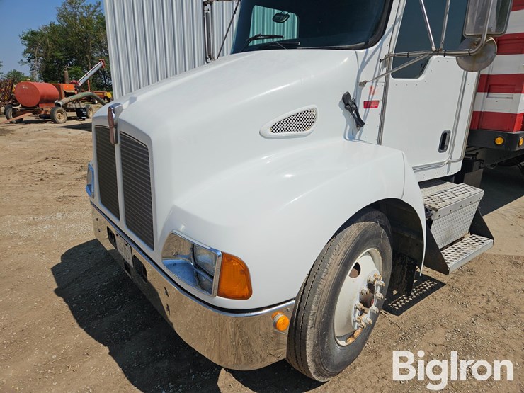 2004-kenworth-t300-image-12
