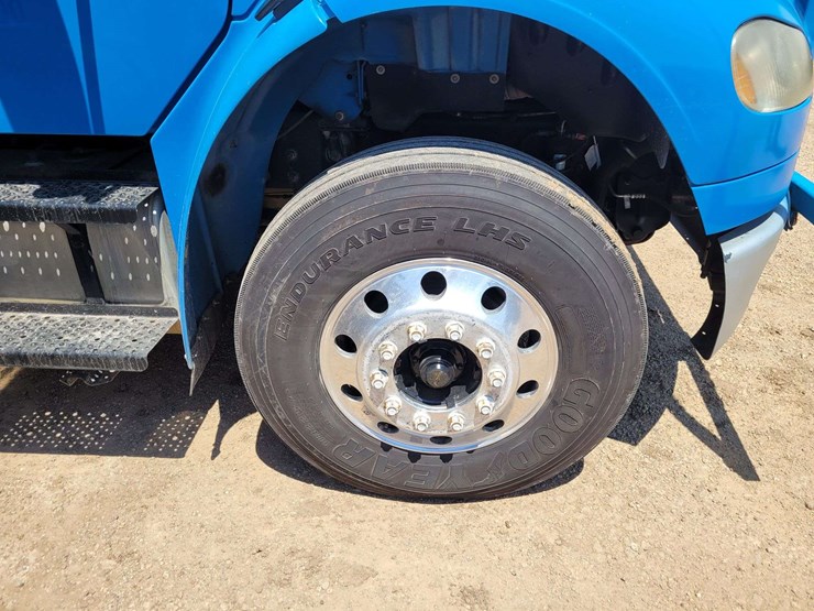 2007-freightliner-m2-106-image-21