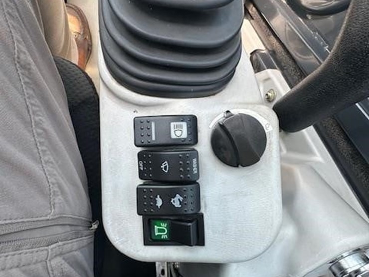 2014-deere-35g-image-23