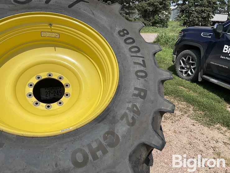 2024-john-deere-800-image-10