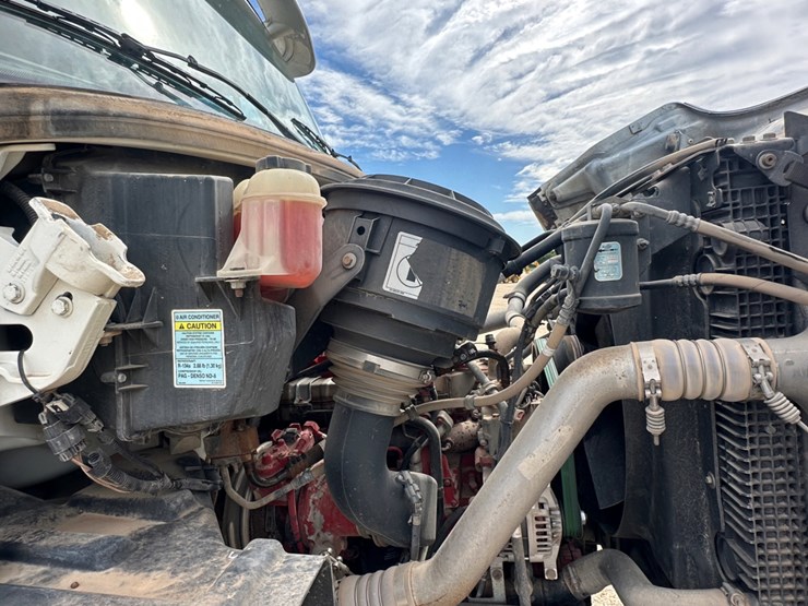 2014-freightliner-108sd-image-13
