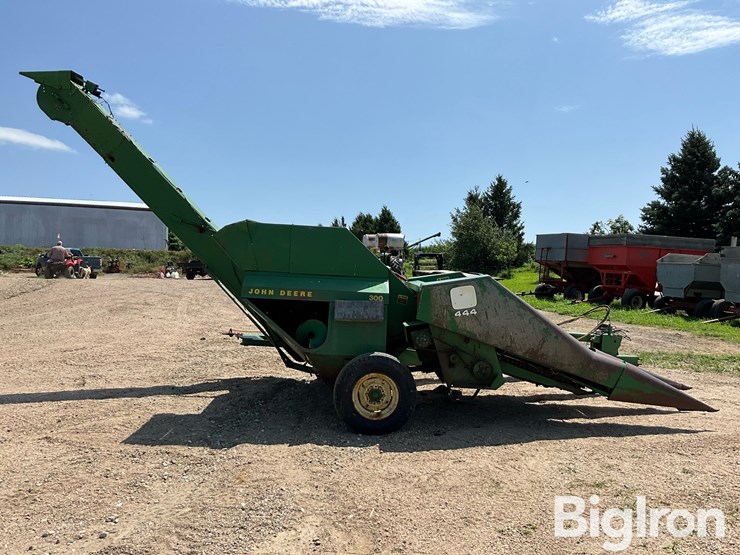 john-deere-300-image-4