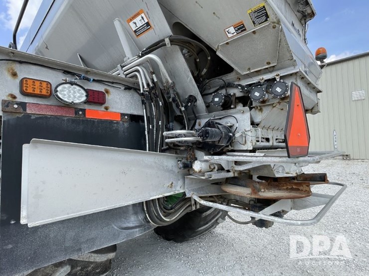 2021-john-deere-f4365-image-6