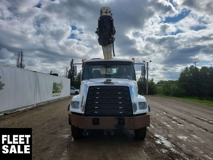 2013-freightliner-108sd-image-17