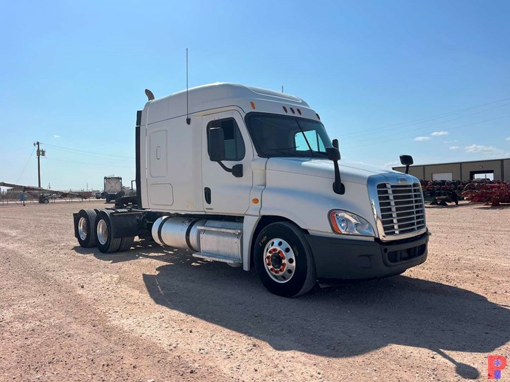 2012-freightliner-cascadia-125064st-t/a-60”-sleeper-truck-image-2