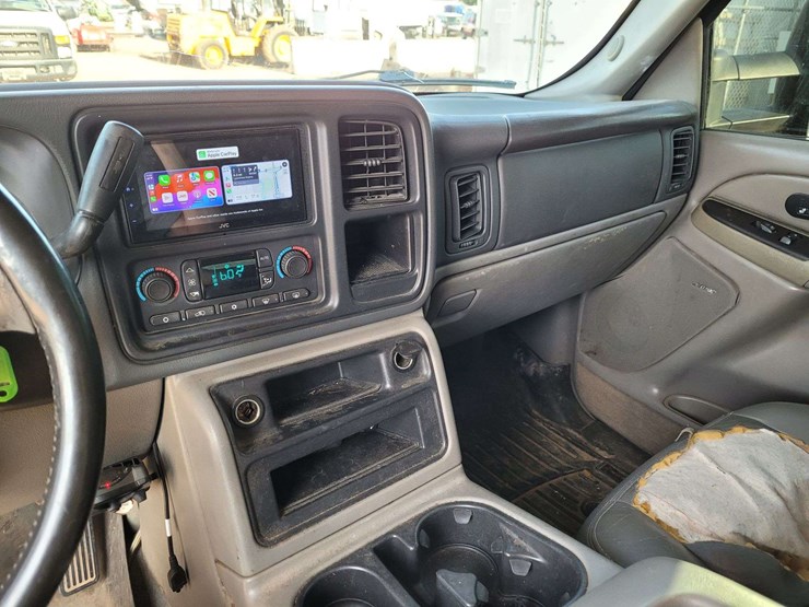 2004-chevrolet-suburban-image-12