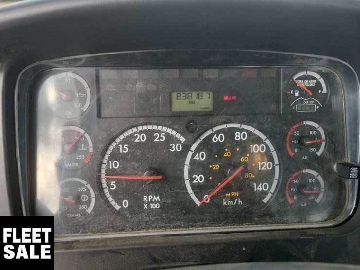 2013-freightliner-108sd-image-8
