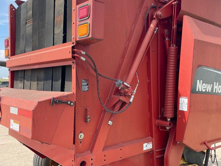 new-holland-br780-image-23