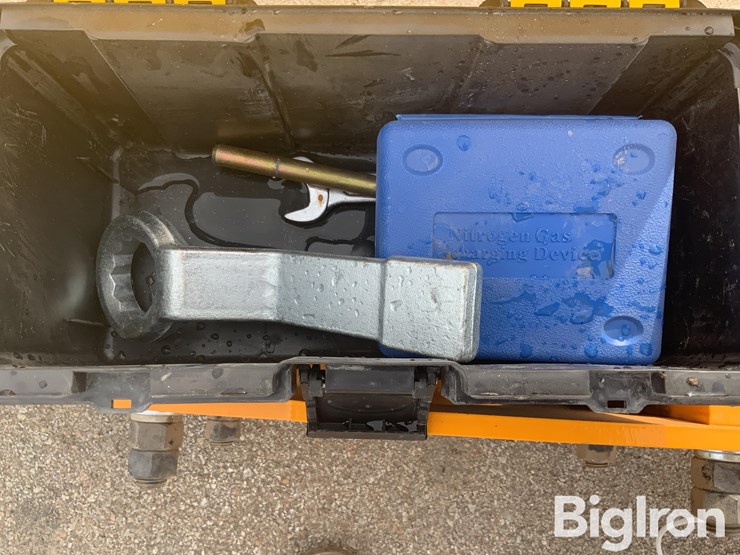 2025-post-pounder-giyi-680-skid-steer-post-driver-image-14