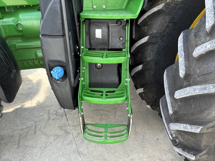 2018-john-deere-8400r-image-37