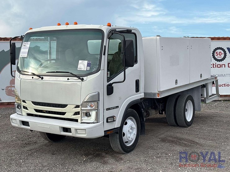 2023-isuzu-npr-image-1
