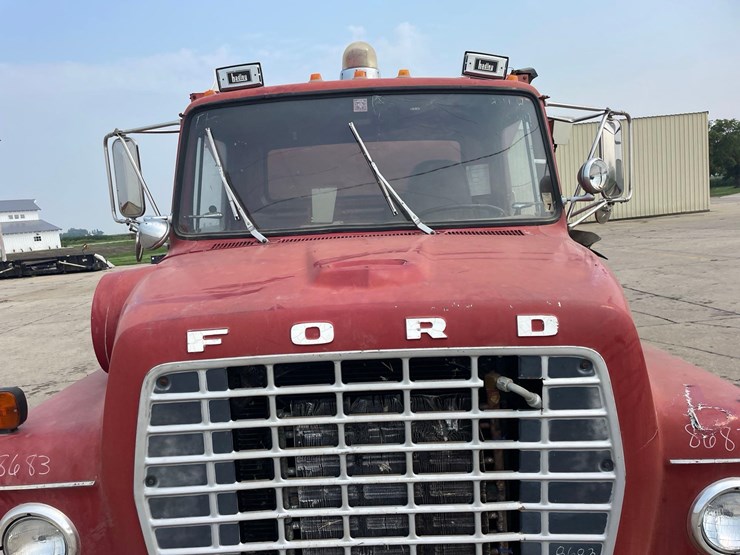 1982-ford-900-image-23