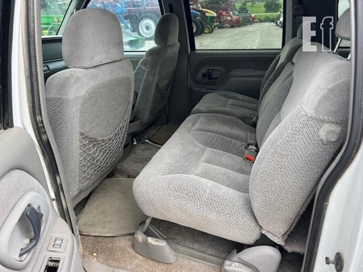 1999-chevrolet-suburban-image-43