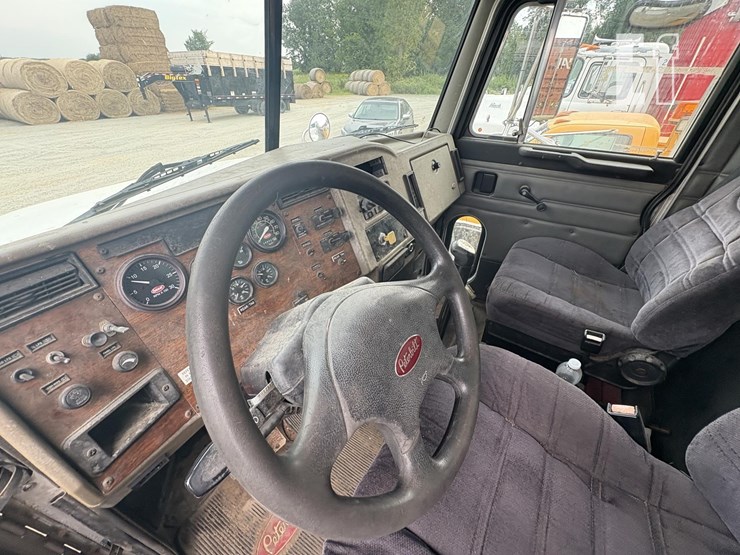 1999-peterbilt-330-image-18
