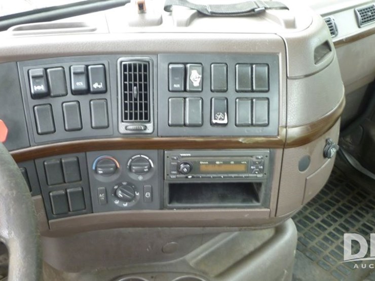 2014-volvo-10-image-16