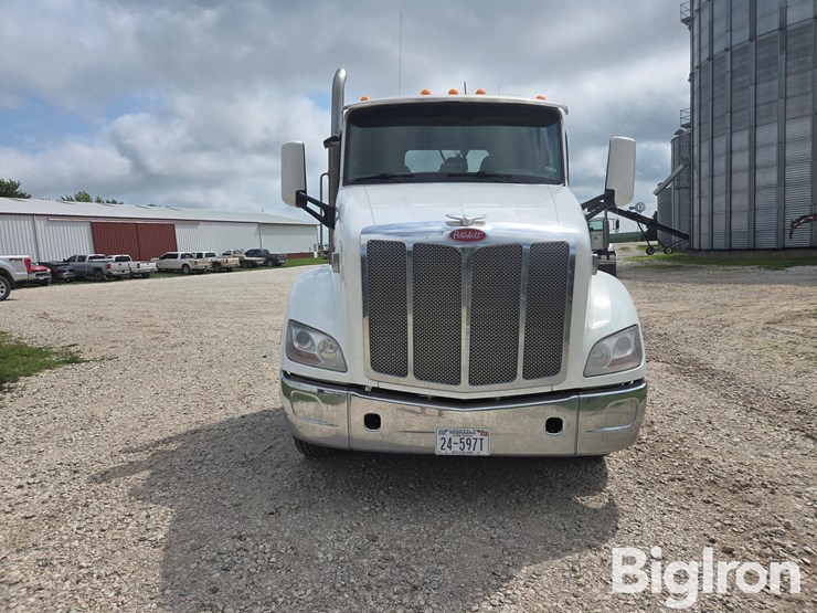 2018-peterbilt-579-image-2