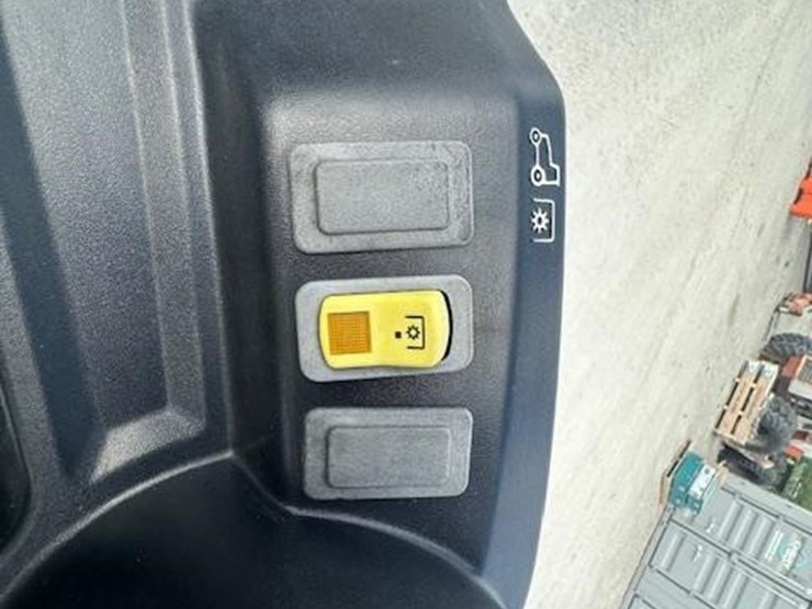 2023-john-deere-5050e-image-27