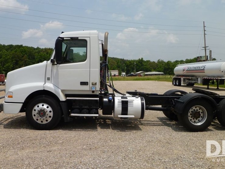 2014-volvo-10-image-2