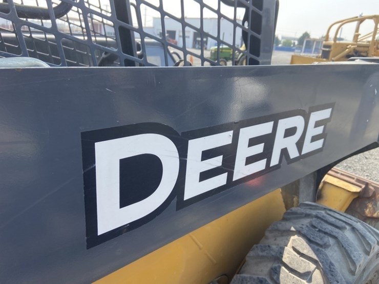 deere-320e-image-27