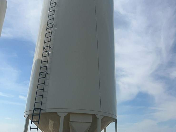 concept-7500-bushel-hopper-bin,-fully-equipped-with-agi-grainguard-10-hp-bin-fan-with-three-phase-electric-motor-image-3