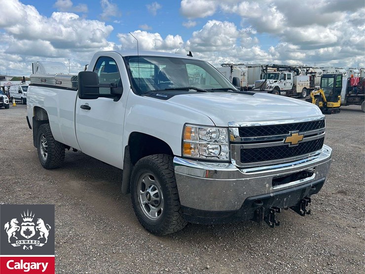 2013-chevrolet-silverado-2500hd-ls-image-2