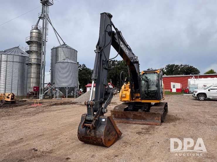 2012-deere-135d-image-3