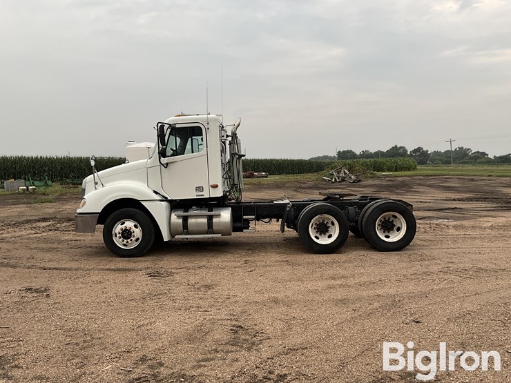 2004-freightliner-columbia-120-image-8