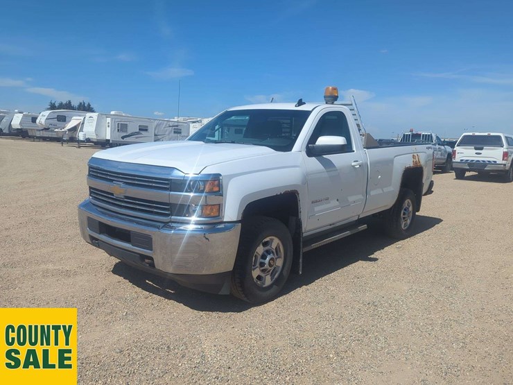 2015-chevrolet-silverado-2500hd-lt-image-1