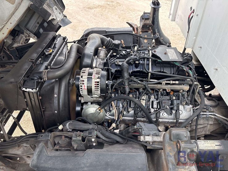 2014-isuzu-npr-image-21