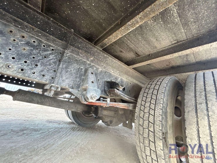 2011-isuzu-npr-image-18