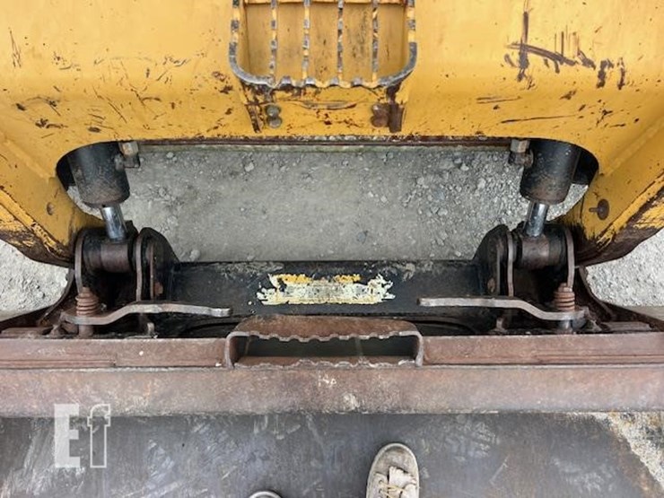 caterpillar-246-image-9