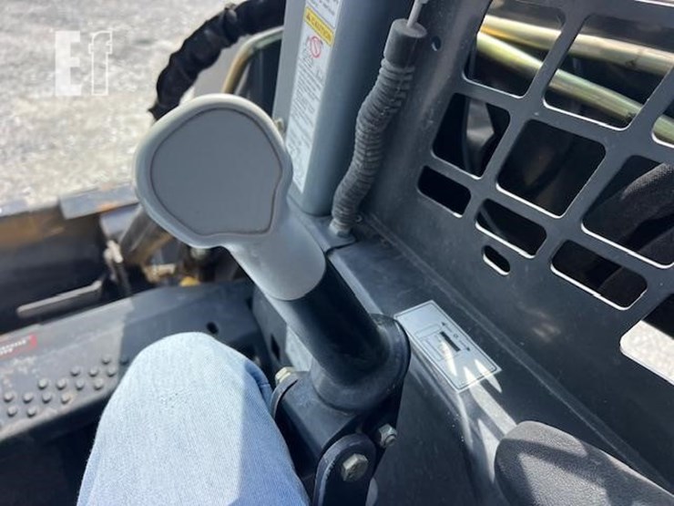 new-holland-l180-image-23