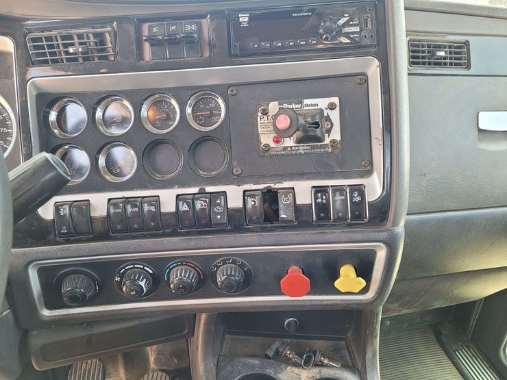 2015-kenworth-t800-image-11