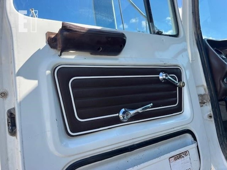 1987-ford-9000-image-28