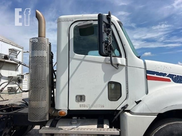 2008-freightliner-columbia-120-image-18