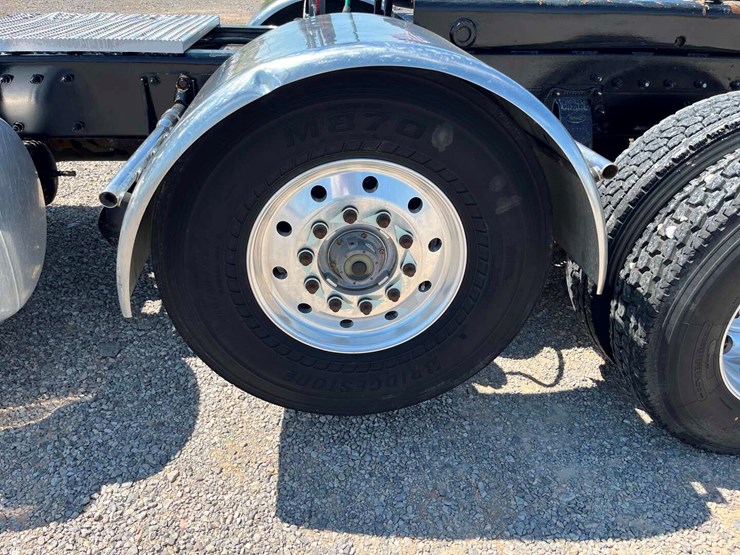 2011-peterbilt-367-image-10