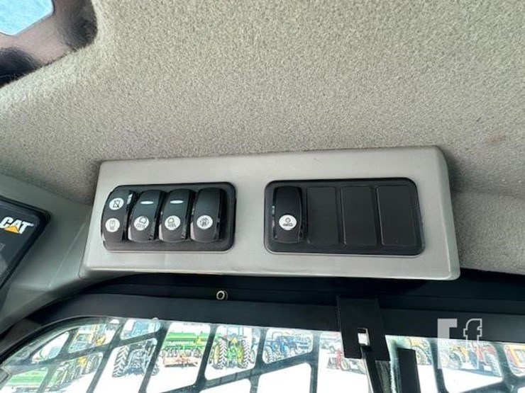 2015-caterpillar-299d-image-25