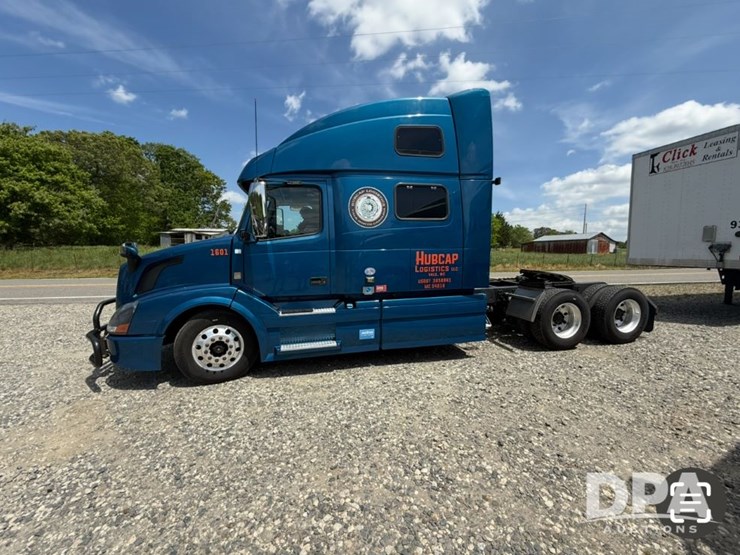 2017-volvo-vnl780-image-1
