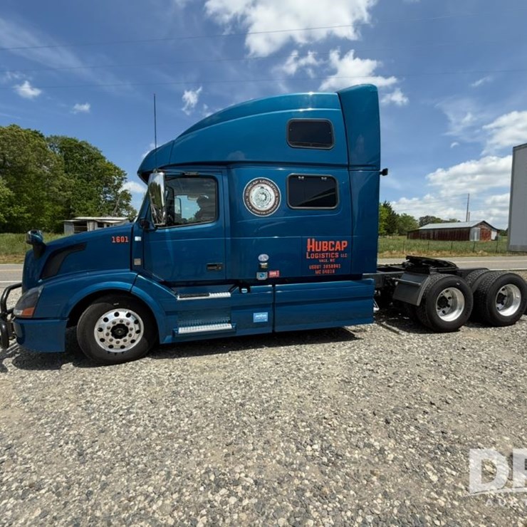 2017 VOLVO VNL780