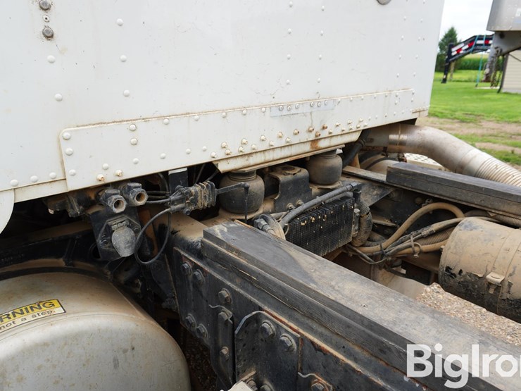 2000-freightliner-fld112-image-9