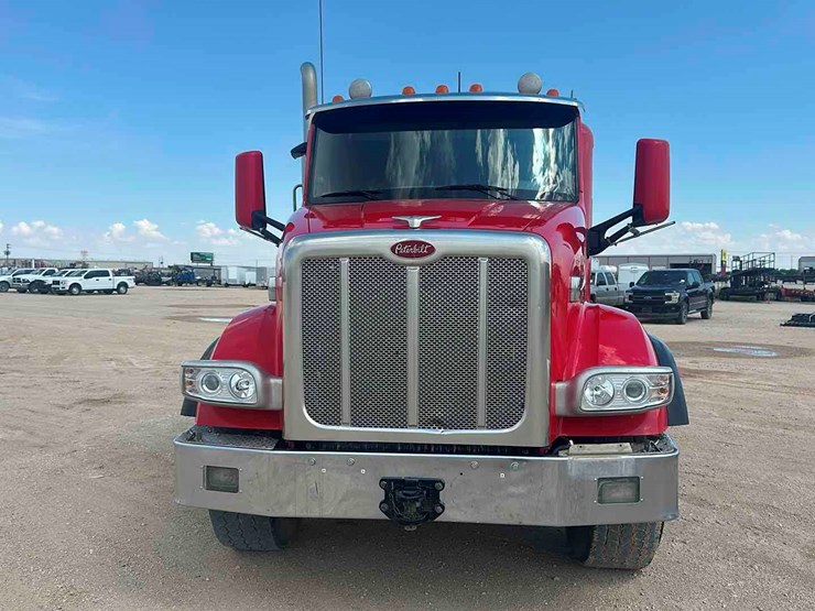 2015-peterbilt-567-image-2