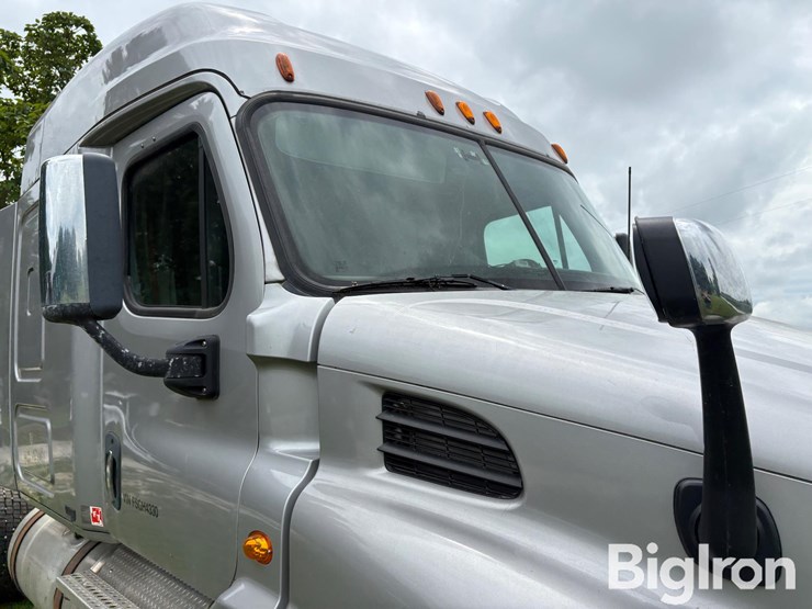 2015-freightliner-cascadia-113-image-11