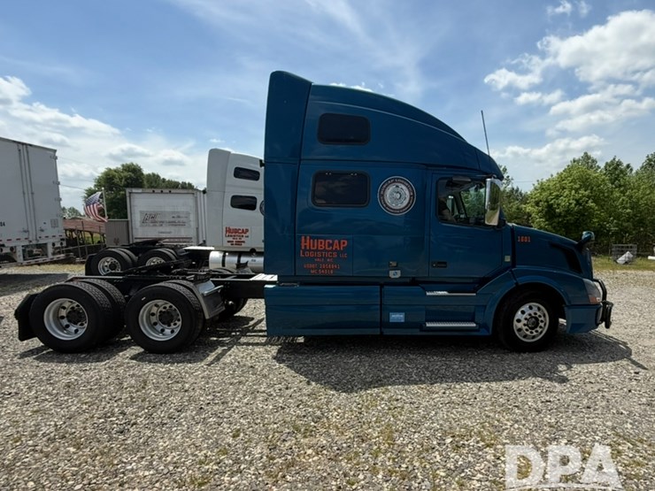 2017-volvo-vnl780-image-3