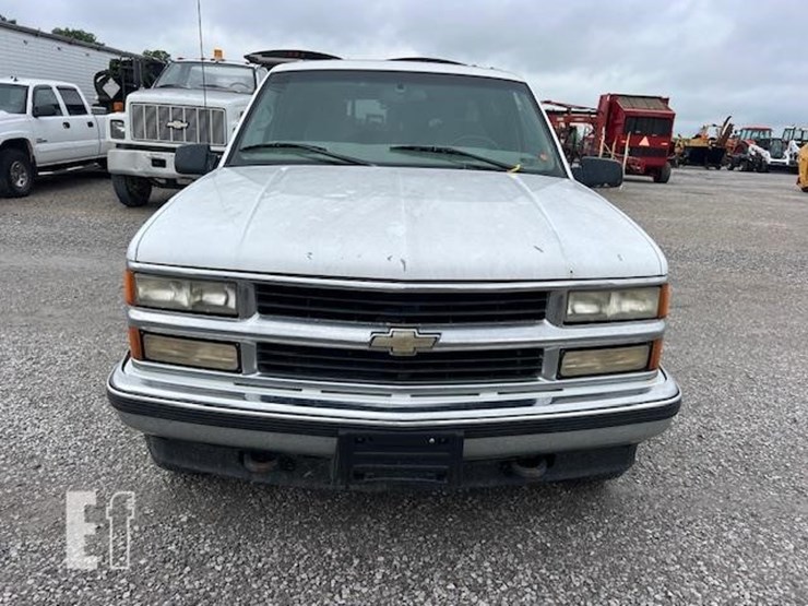 1999-chevrolet-suburban-image-12