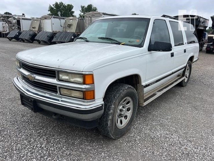 1999-chevrolet-suburban-image-13