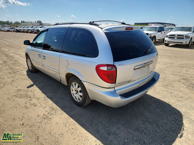 2006-chrysler-town-&-country-image-3