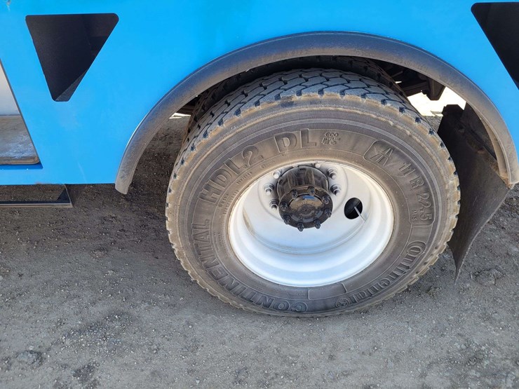 2007-freightliner-m2-106-image-23