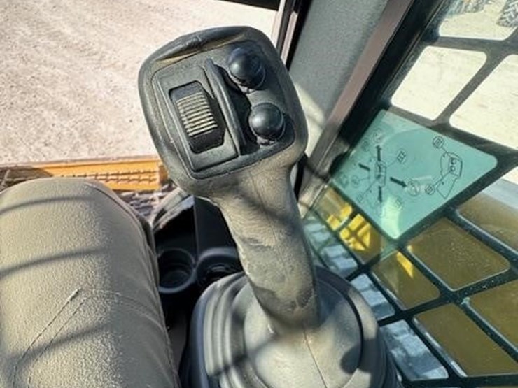 2015-caterpillar-299d-image-23