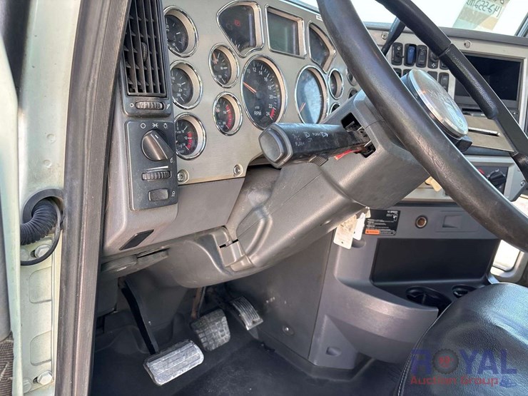 2014-mack-cxu613-t/a-day-cab-truck-tractor-image-10